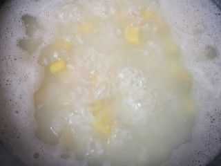 10、红薯南瓜粥,锅开以后。