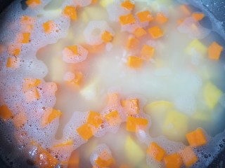 13、红薯南瓜粥,继续大火烧开以后,转小火煮半个小时。