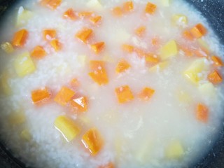 14、红薯南瓜粥,中间搅动一下。