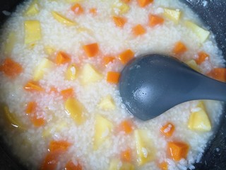 15、红薯南瓜粥,20多分钟的时候红薯南瓜都已经熟了,但是粥还不够粘稠,继续小火煮。