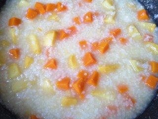 16、红薯南瓜粥,差不多半个小时以后,粥就煮好了。