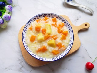 17、红薯南瓜粥,盛出。