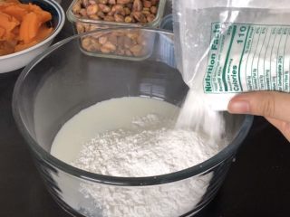 2、百味糯米糍,把番薯粉，糖粉，番薯粉，牛奶，和椰奶加进去，疯狂搅拌成糊糊。