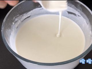 4、百味糯米糍,搅拌成图中可以拉丝的样子。让它成为光滑细腻的妞，哈哈哈，越细腻越好。