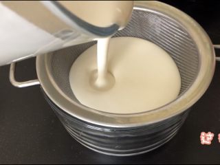 5、百味糯米糍,将光滑细腻的糊糊过筛，倒进一个干净的碗里。