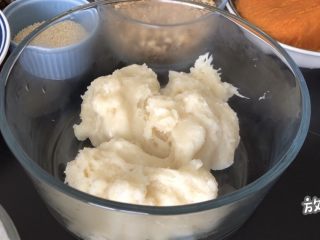 7、百味糯米糍,这时的糊糊已经凝固成糯米糕了，捞起来放凉。放凉以后可以放冰箱里冷藏半小时，包的时候会没那么黏。