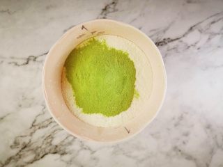 2、抹茶酸奶松饼,加入抹茶粉