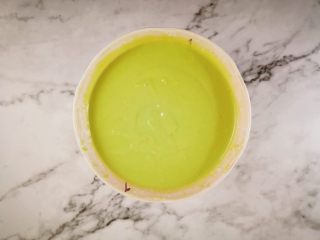 4、抹茶酸奶松饼,加入酸奶和牛奶，拌匀