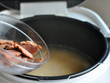 4、 糁汤之牛肉糁汤,粥煮好后,加入牛肉片,继续开大火煮至沸腾