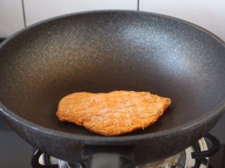 3、蒸烤鸡胸时蔬三明治(便携美食),平底锅烧热,放几滴橄榄油,将蒸烤鸡胸的正反两面煎热或者放在微波炉里高火加热1分钟。