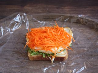 10、蒸烤鸡胸时蔬三明治(便携美食),放入炒过的胡萝卜丝。