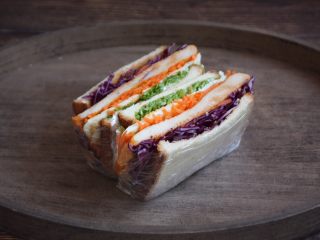 15、蒸烤鸡胸时蔬三明治(便携美食),再用刀将做好的三明治切开。