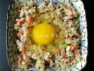 11、风味蛋焗饭,敲入一个鸡蛋;蛋黄部分用牙签扎几个洞;