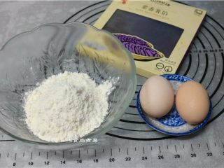 1、紫薯铜锣烧,备好食材，鸡蛋提前从冰箱取出回温