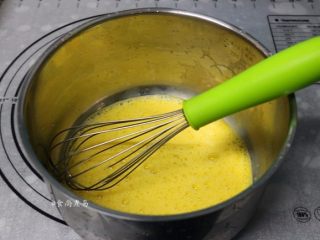 2、紫薯铜锣烧,鸡蛋打散成顺滑的蛋液