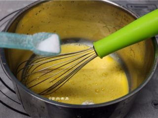 3、紫薯铜锣烧,调入少许糖粉、酵母粉