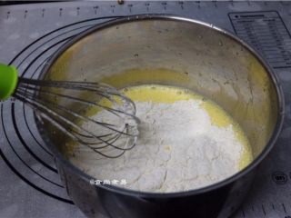 4、紫薯铜锣烧,筛入低筋粉面粉与泡打粉
