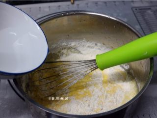 5、紫薯铜锣烧,加入清水拌匀，将面粉与蛋液呈z字形状拌匀，不要转圈搅拌以免起筋