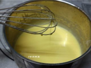 6、紫薯铜锣烧,拌至面糊顺滑无干粉，打蛋器拎起来面糊能很顺利的滴落就可以了，放在一旁静置20分钟