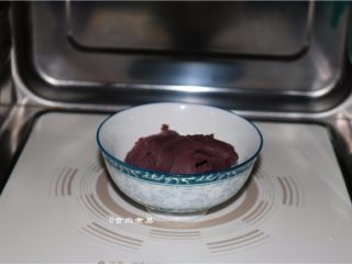 7、紫薯铜锣烧,紫薯馅放入微波炉叮一分钟，或在蒸锅里加热，待用