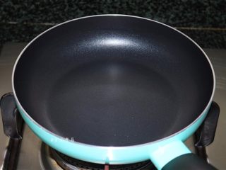 8、紫薯铜锣烧,.不沾锅烧热，调成一圈小火就可以了