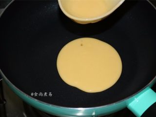 9、紫薯铜锣烧,将拌好的面糊慢慢地倒在锅里，一勺一个，形状大小能统一，滴落后会自动形成圆形