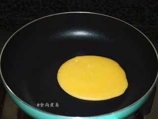 10、紫薯铜锣烧,形成漂亮的圆形后，先不要动锅，很快能够看到面糊的边缘变色，面糊表面开始起小泡泡，翻面略煎一下，接着做第二个，直至全部煎好