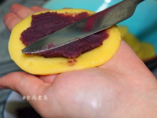 11、紫薯铜锣烧,抹上紫薯馅或者其它喜欢的馅