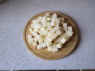 1、香橙烤吐司—清新香甜的早餐,将吐司的四边去除后切成小方块。