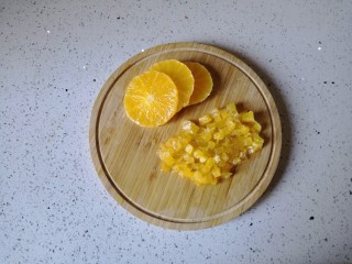 2、香橙烤吐司—清新香甜的早餐,橙子去皮后切成小丁。