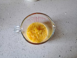 4、香橙烤吐司—清新香甜的早餐,在加入切好的橙子混合均匀。