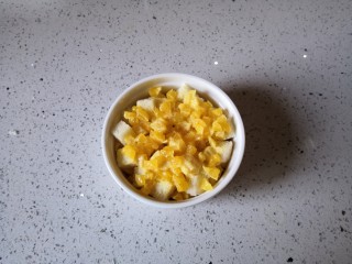 5、香橙烤吐司—清新香甜的早餐,将吐司放入烤碗里，倒入混合好的鸡蛋橙子。