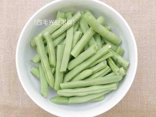 2、干煸四季豆,洗净后完全沥干水分;
