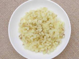 4、干煸四季豆,大蒜切末;