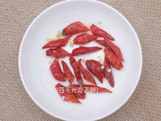 5、干煸四季豆,将干辣椒切成小段;