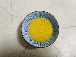 1、鸡蛋小米粥,小米淘洗一下放入水中浸泡十分钟