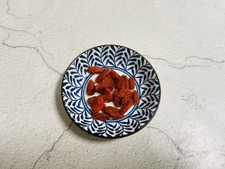 2、鸡蛋小米粥,枸杞清洗干净泡软