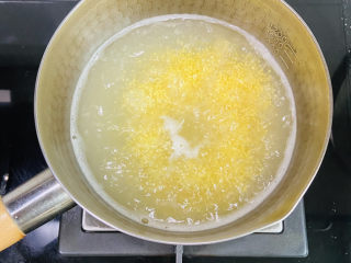 5、鸡蛋小米粥,大火煮沸转中小火焖煮十五分钟