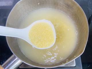 7、鸡蛋小米粥,煮至软烂即可