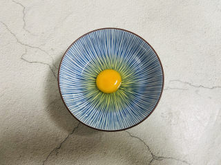 8、鸡蛋小米粥,鸡蛋打入碗中