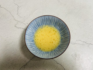 9、鸡蛋小米粥,充分搅散