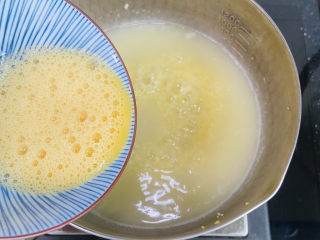 10、鸡蛋小米粥,淋入蛋液