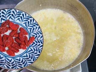 12、鸡蛋小米粥,放入枸杞，嗜甜者可放入冰糖或是红糖
