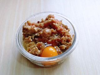 1、洋葱圈鸡蛋肉糜饼,提前用绞肉机绞好的肉糜，放入器具中，加入盐，十三香，料酒，生抽，鸡蛋。