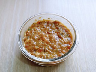 2、洋葱圈鸡蛋肉糜饼,充分的搅拌均匀，放旁边备用。