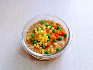 4、洋葱圈鸡蛋肉糜饼,加入肉糜蛋液中，搅拌均匀。