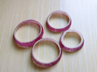 6、洋葱圈鸡蛋肉糜饼,慢慢的取下4个圈，把一层白色透明的皮剥掉。
