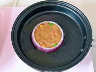 9、洋葱圈鸡蛋肉糜饼,再盛入做好的肉糜，肉糜与洋葱圈平齐即可。