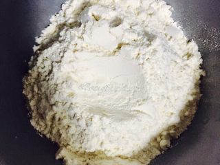 1、快手版老北京春饼（土豆丝卷饼）,取适量面粉倒入碗中