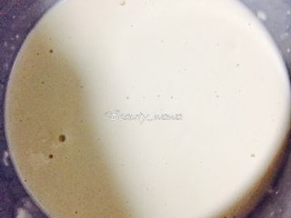 2、快手版老北京春饼（土豆丝卷饼）,加清水（或牛奶）搅散成液体（尽量调稀，烙出的饼才会薄）